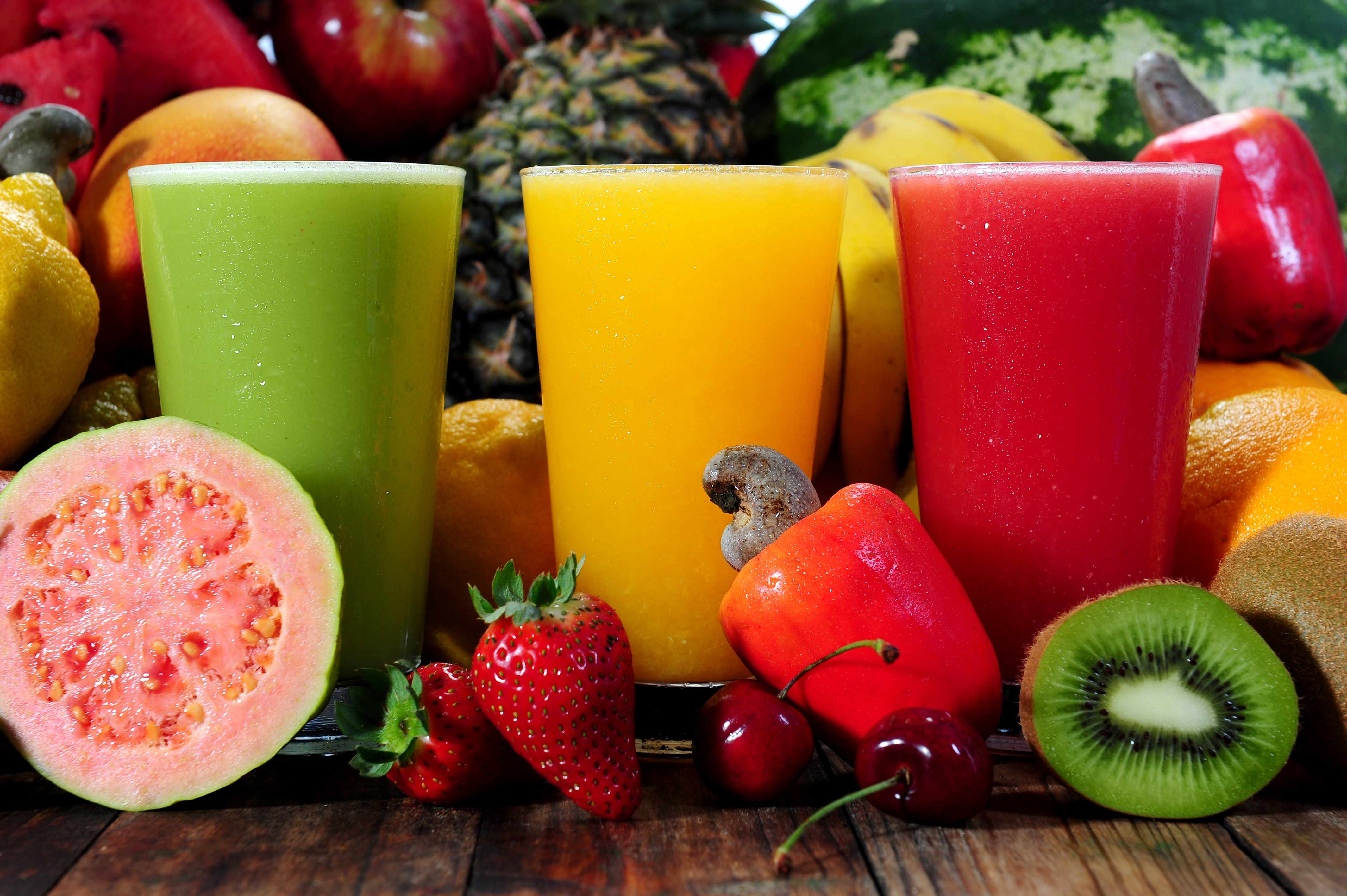 Nên mua trái cây có nguồn gốc và rửa sạch rồi ép uống - Ảnh: Shutterstock