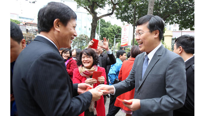 Anh Lê Quốc Phong (phải) lì xì, chúc tết cán bộ Cơ quan T.Ư Đoàn năm 2016 - Ảnh: Ngọc Thắng