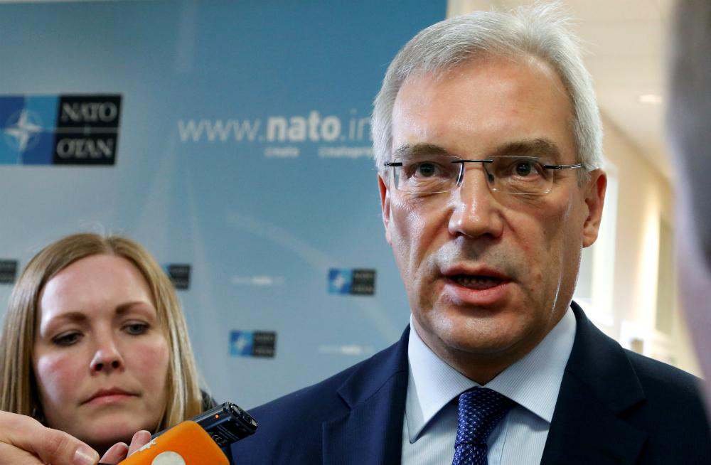Đại sứ Nga tại NATO Alexander Grushko phát biểu sau cuộc họp của Hội đồng NATO - Nga tại trụ sở NATO ở Brussels, Bỉ hôm 20.4 - Ảnh: Reuters