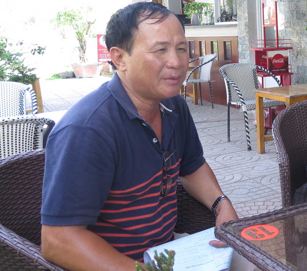 Ông Tấn tiếp tục trình bày vụ việc với PV các báo đài - Ảnh: Phan Thương