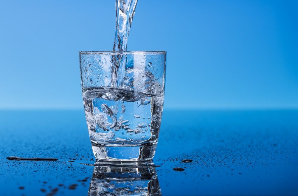 Không nên uống quá nhiều nước vì có thể gây hại cho cơ thể - Ảnh: Shutterstock