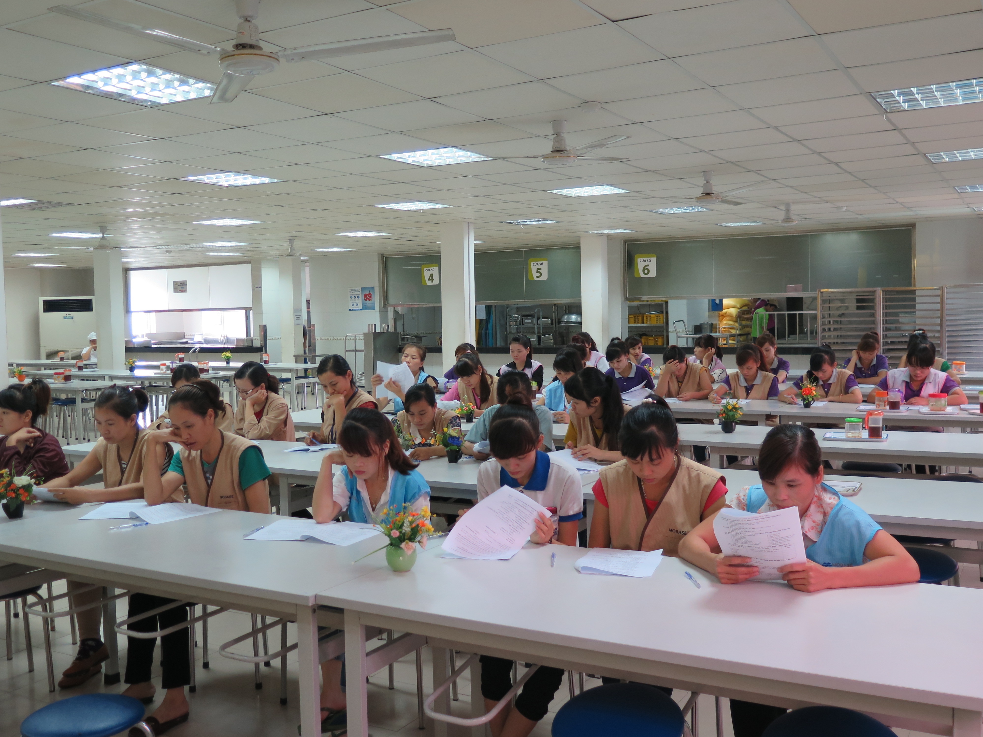 Khảo sát tại Công ty TNHH Mobase VN (Bắc Ninh) - Ảnh: Học viện Phụ nữ VN cung cấp