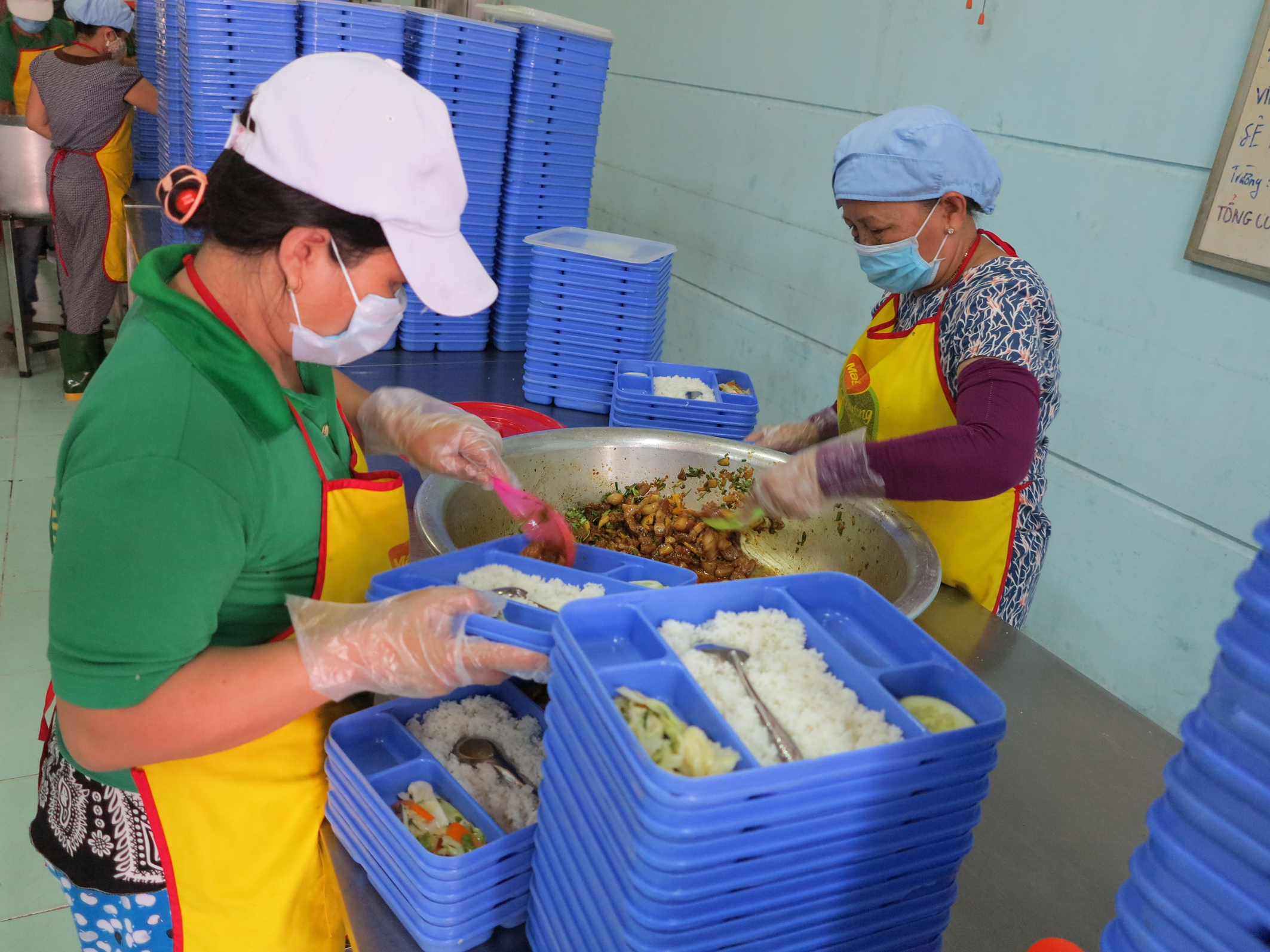 Đoàn thanh tra ATVSTP kiểm tra tại một cơ sở kinh doanh ăn uống tại Đà Nẵng - Ảnh: Diệu Hiền