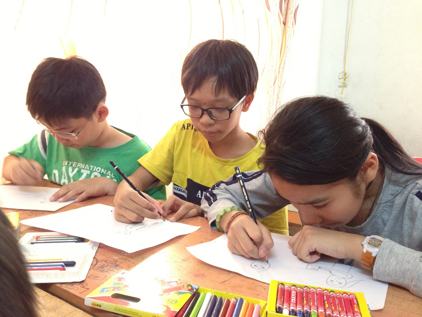 Các em nhỏ vẽ về đề tài người thân trong gia đình - Ảnh: Nguyễn Tú
