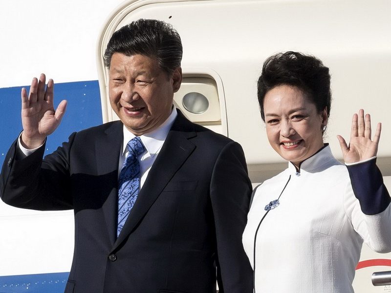Chủ tịch Trung Quốc Tập Cận Bình và phu nhân Bành Lệ Viên xuất hiện tại sân bay Paine Field, bang Washington ngày 22.9 - Ảnh: Reuters 
