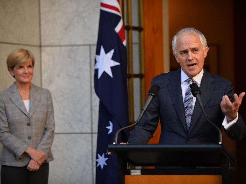 Tân Thủ tướng Úc phát biểu tại một sự kiện ở Canberra, người đứng kế bên là Ngoại trưởng Julie Bishop - Ảnh: AFP