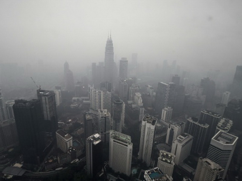 Thủ đô Kuala Lumpur của Malaysia chìm trong khói mù do đốt rừng từ Indonesia bay sang - Ảnh: AFP