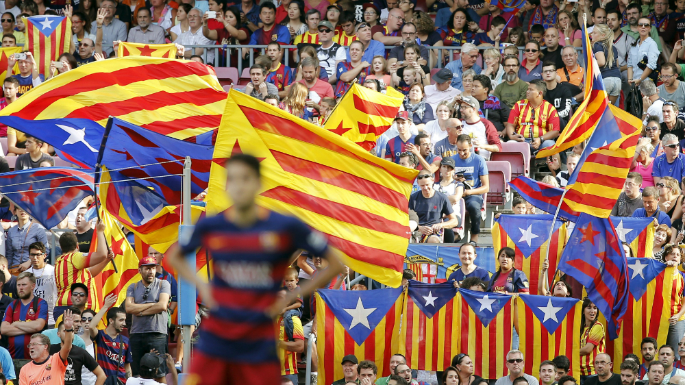 Người dân xứ Catalonia vẫy cờ “Estelada”, được cho là biểu tượng của sự độc lập của vùng này, trong trận đấu giữa Barcelona và Las Palmas hôm 26.9 - Ảnh: AFP