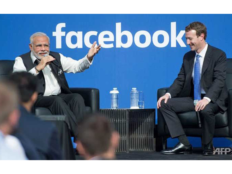 Thủ tướng Ấn Độ Narendra Modi (trái) và CEO Mark Zuckerberg (phải) tại tổng hành dinh Facebook - Ảnh: AFP