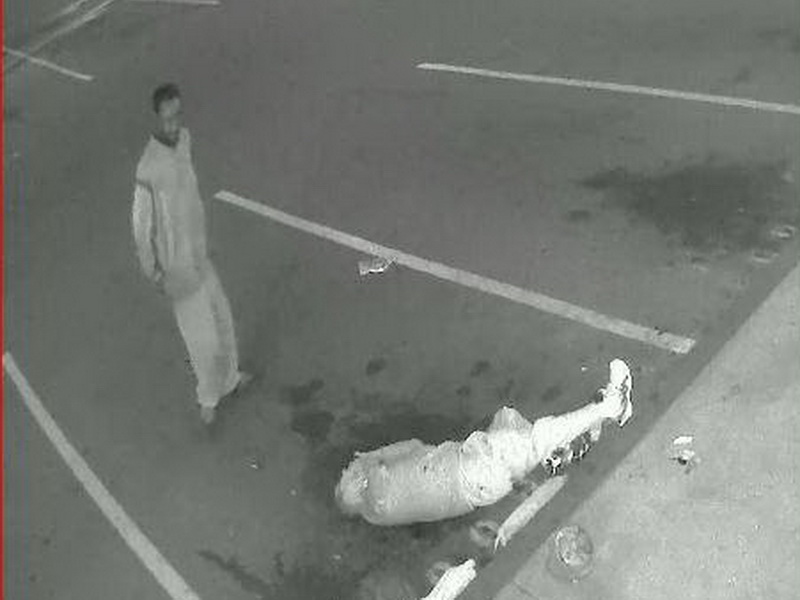 Ảnh chụp từ đoạn video cho thấy một người đàn ông đấm đá túi bụi cụ Tuyen Nguyen 