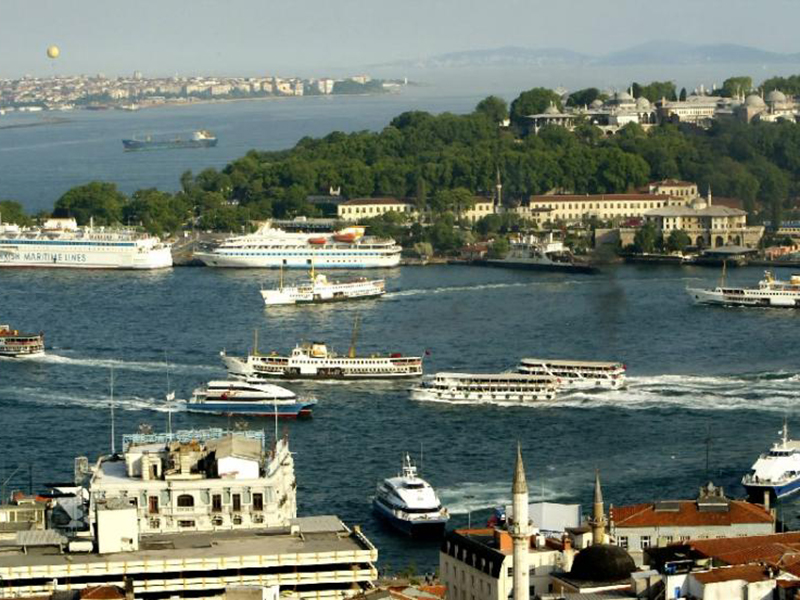 Eo biển Bosphorus, tây nam Thổ Nhĩ Kỳ - Ảnh: AFP