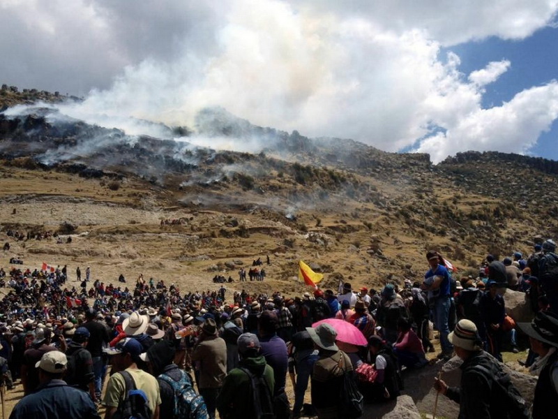 Người dân Peru biểu tình phản đối dự án xây nhà máy xử lý đồng của Trung Quốc ngày 28.9 - Ảnh: AFP 