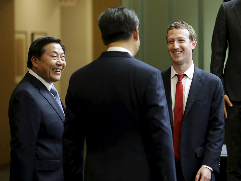 Bức ảnh chụp CEO Facebook Mark Zuckerberg (bên phải) đang trao đổi với Chủ tịch Trung Quốc Tập Cận Bình - Ảnh: Reuters