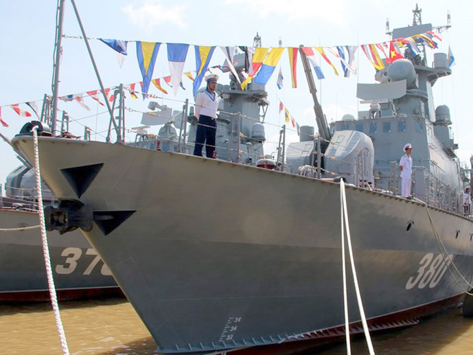 Lễ thượng cờ và chính thức đưa vào hoạt động 2 tàu tên lửa tấn công nhanh lớp Molniya mang số hiệu 379 và 380 - Ảnh: Tiểu Thiên