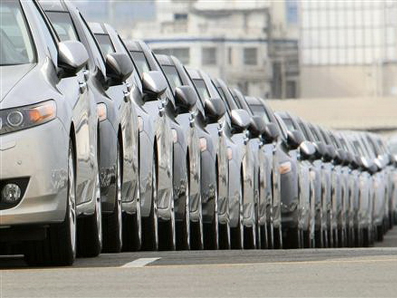 Xe hơi vừa mới xuất xưởng đang được tập trung tại cảng Yokohama, phía nam Tokyo - Ảnh: Reuters