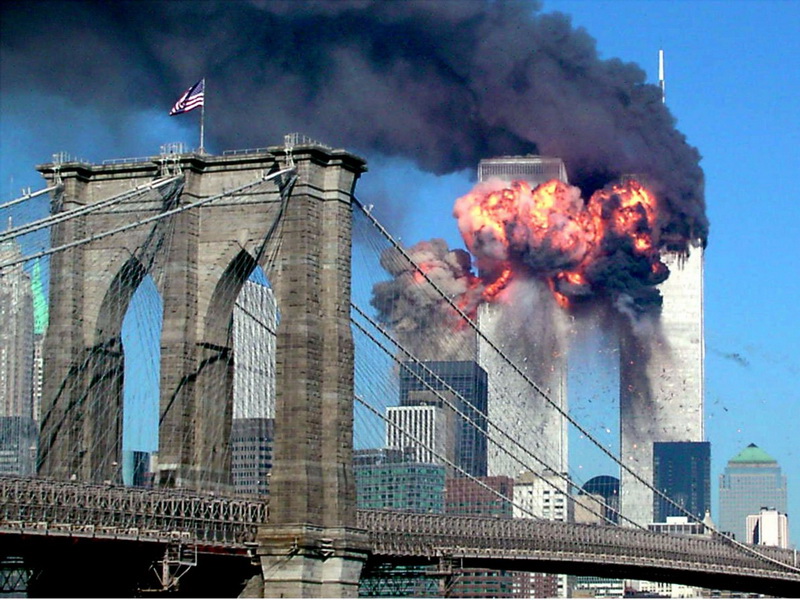 Tòa tháp đôi tại New York bốc cháy khi máy bay do khủng bố al-Qaeda khống chế đâm vào, ngày 11.9.2001 - Ảnh: Reuters