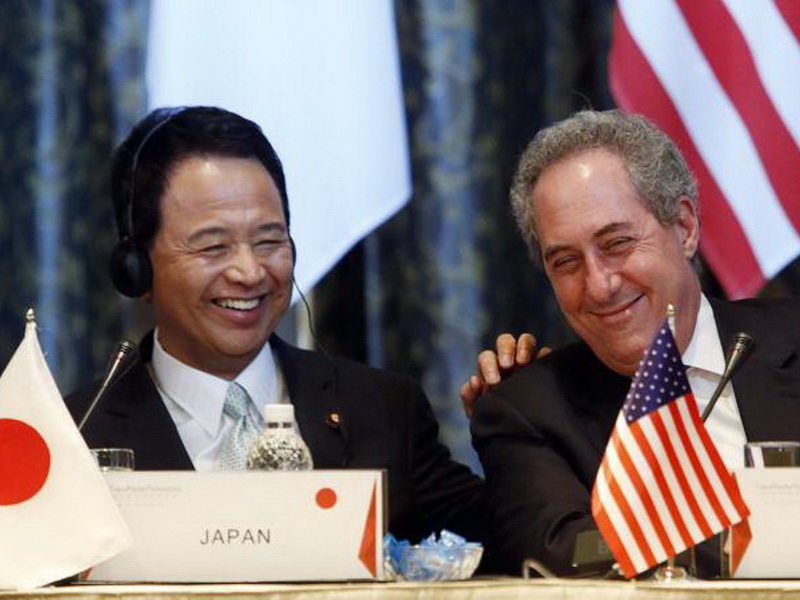 Bộ trưởng Kinh tế Nhật Bản Akira Amari (trái) vui vẻ trò chuyện cùng Đại diện Thương mại Mỹ Michael Froman trong vòng đàm phán TPP ở Singapore hồi năm 2014 - Ảnh: Reuters 