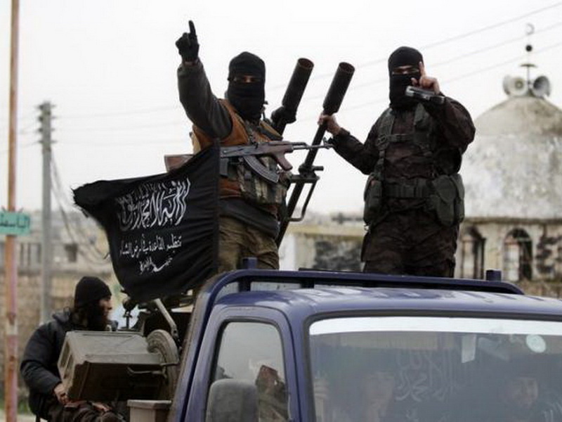 Các tay súng thuộc tổ chức Mặt trận Al-Nusra xuất hiện tại ngoại ô thành phố Idlib (Syria) hồi tháng 12.2014 - Ảnh: Reuters 