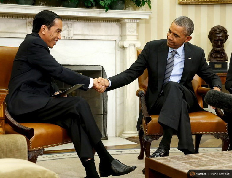 Tổng thống Indonesia Joko Widodo bắt tay Tổng thống Mỹ Barack Obama - Ảnh: Reuters