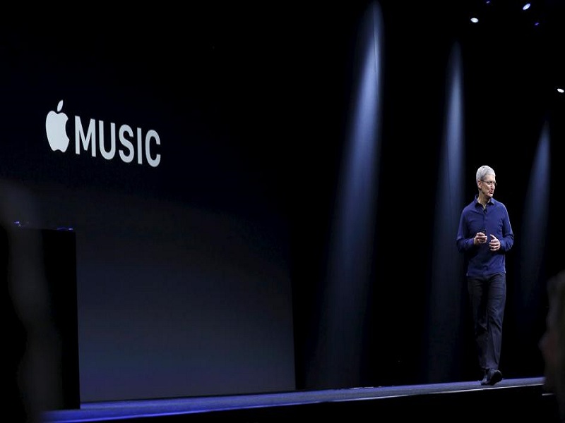 Tim Cook, CEO của Apple, giới thiệu Apple Music vào ngày 6.8.2015 - Ảnh: Reuters