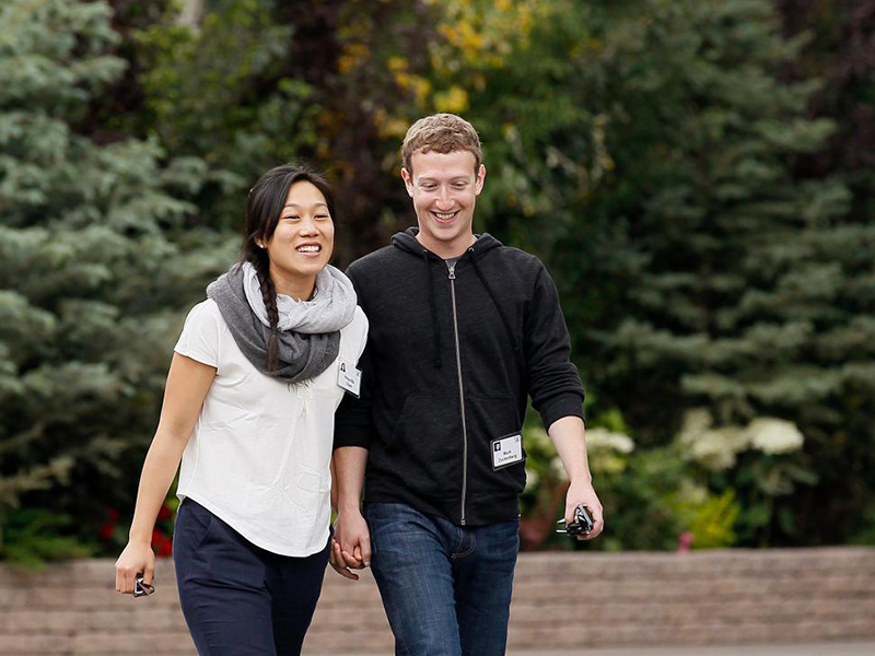 Mark Zuckerberg và vợ Priscilla Chan - Ảnh: Reuters
