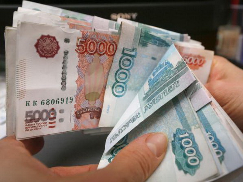 Nhân viên tại một cửa hàng bán đồ gia dụng ở Nga đang đếm các tờ tiền rúp - Ảnh: Reuters