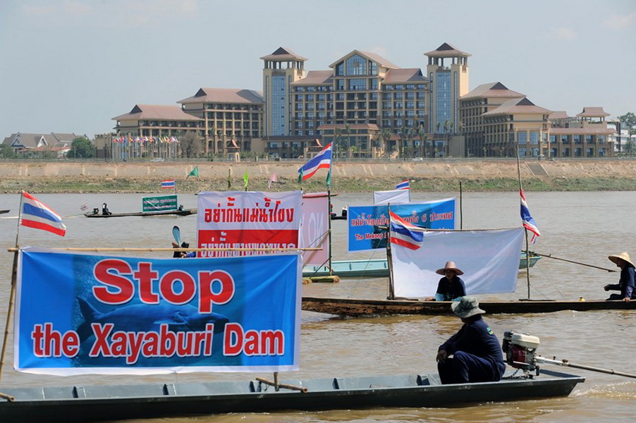 Người dân Thái Lan giăng băng-rôn phản đối dự án xây đập thủy điện Xayaburi của Lào - Ảnh: EPA