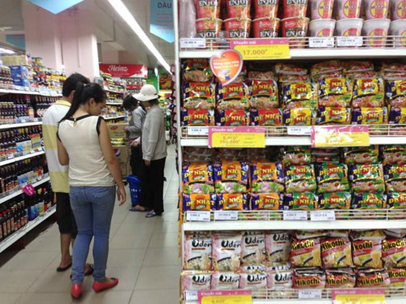 Mì ăn liền được bày bán tại một siêu thị ở TP.HCM - Ảnh: Diệp Đức Minh