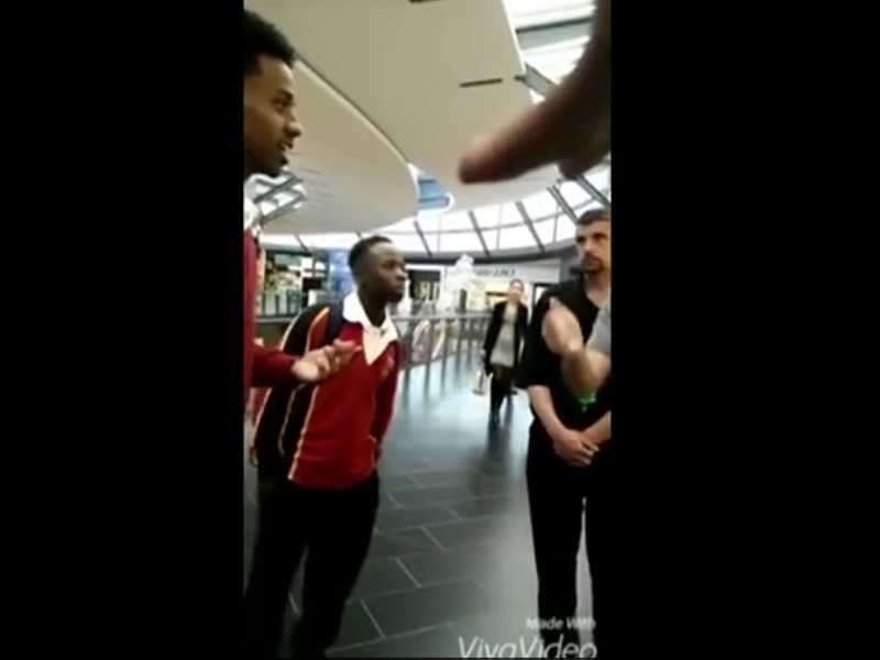 Nhân viên bảo vệ Apple Store tại Highpoint lo ngại việc các học sinh này sẽ ăn trộm hàng - Ảnh chụp video trên Facebook 