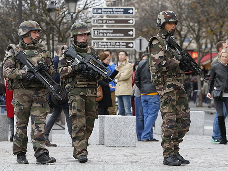 Binh sĩ Pháp tuần tra trên đường phố Paris hôm 14.11, một ngày sau khi diễn ra một loạt các vụ tấn công khủng bố đẫm máu - Ảnh: Reuters