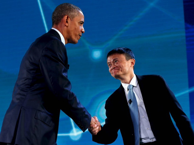 Tổng thống Mỹ Barack Obama bắt tay ông Jack Ma, Tổng giám đốc tập đoàn Alibaba (Trung Quốc) tại buổi gặp gỡ với các CEO để bàn về biến đổi khí hậu nhân hội nghị thượng đỉnh APEC ở Philippines - Ảnh: Reuters