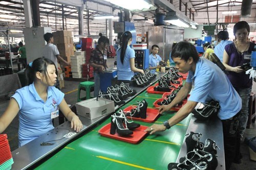 Công nhân làm việc tại một xưởng giày da ở Việt Nam - Ảnh: Diệp Đức Minh 