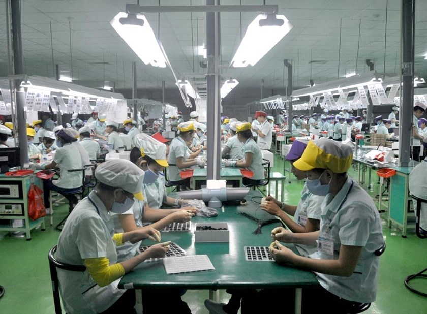 Công nhân đang lắp ráp linh kiện điện tử tại một nhà máy của Samsung ở Việt Nam - Ảnh: Samsung