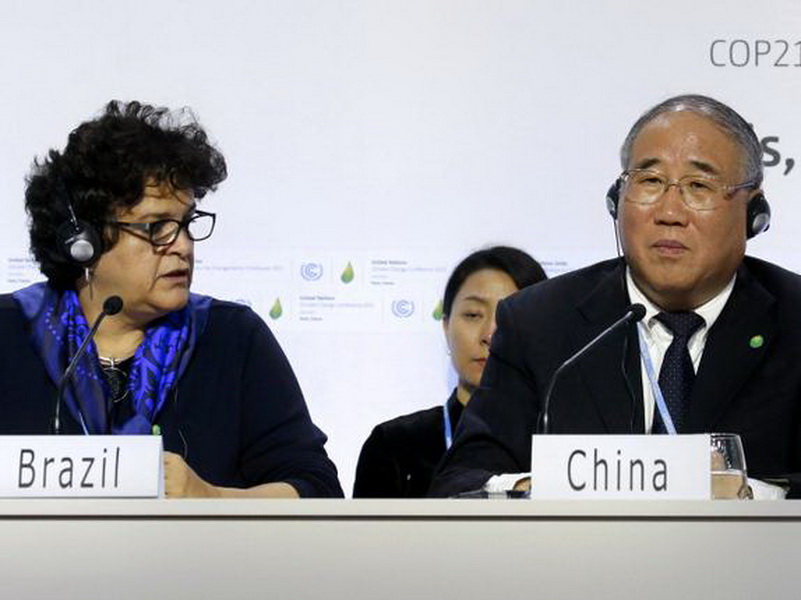 Phái đoàn Trung Quốc và Brazil tham gia đàm phán về biến đổi khí hậu tại Paris - Ảnh: Reuters