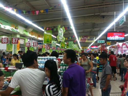 Người dân mua sắm tại siêu thị Big C  - Ảnh: Thúy Hằng