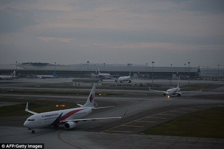 Máy bay của hãng hàng không Malaysia Airlines đậu trên đường băng phi trường Kuala Lumpur - Ảnh: AFP 