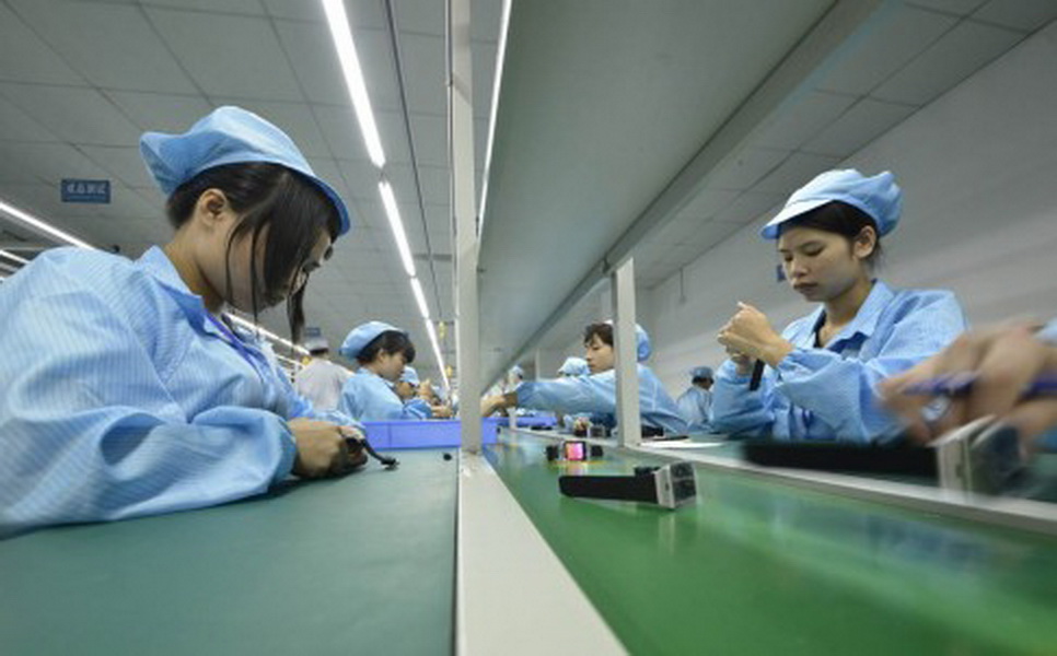 Công dân Trung Quốc làm việc bên trong một nhà máy sản xuất thiết bị điện tử - Ảnh: AFP