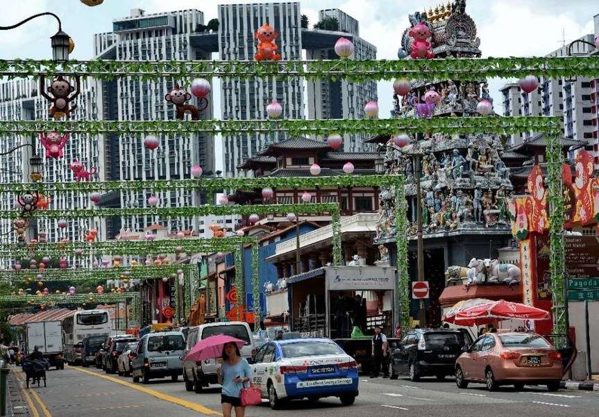 Một góc đường tại Singapore trang hoàng để đón chào năm mới 2016 - Ảnh: AFP 