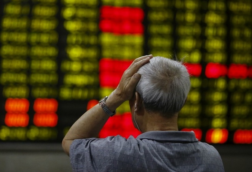 Nhiều nhà đầu tư cá nhân tại Trung Quốc đang mất lòng tin trầm trọng vào thị trường chứng khoán nước này sau đợt bán tháo tại sàn Thượng Hải hôm 4.1 - Ảnh: Reuters 