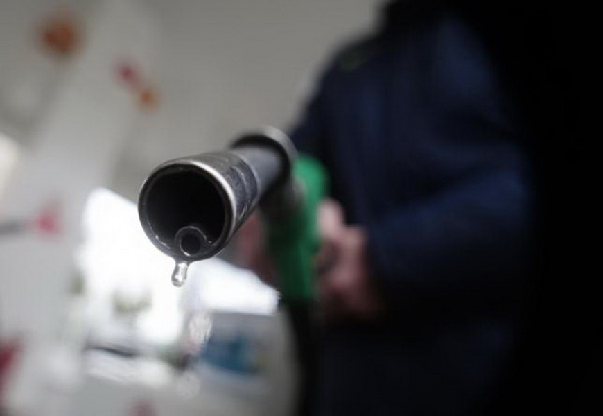 Giá dầu tăng nhẹ sau khi giảm xuống mức thấp nhất trong 12 năm - Ảnh: Reuters 
