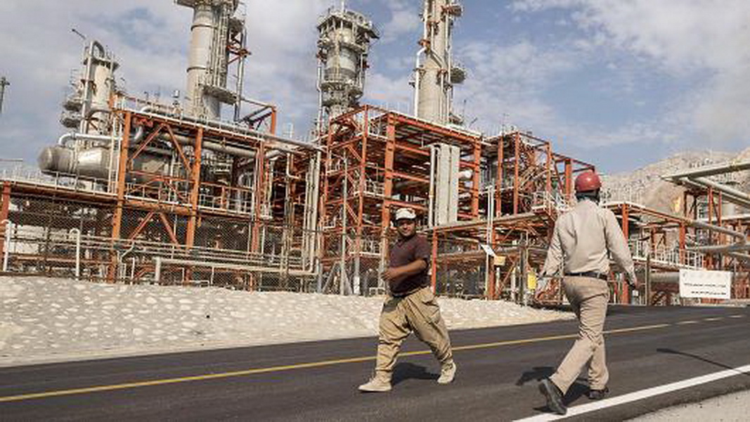 Công nhân làm việc tại một trạm khai thác dầu ở Iran - Ảnh: Reuters 