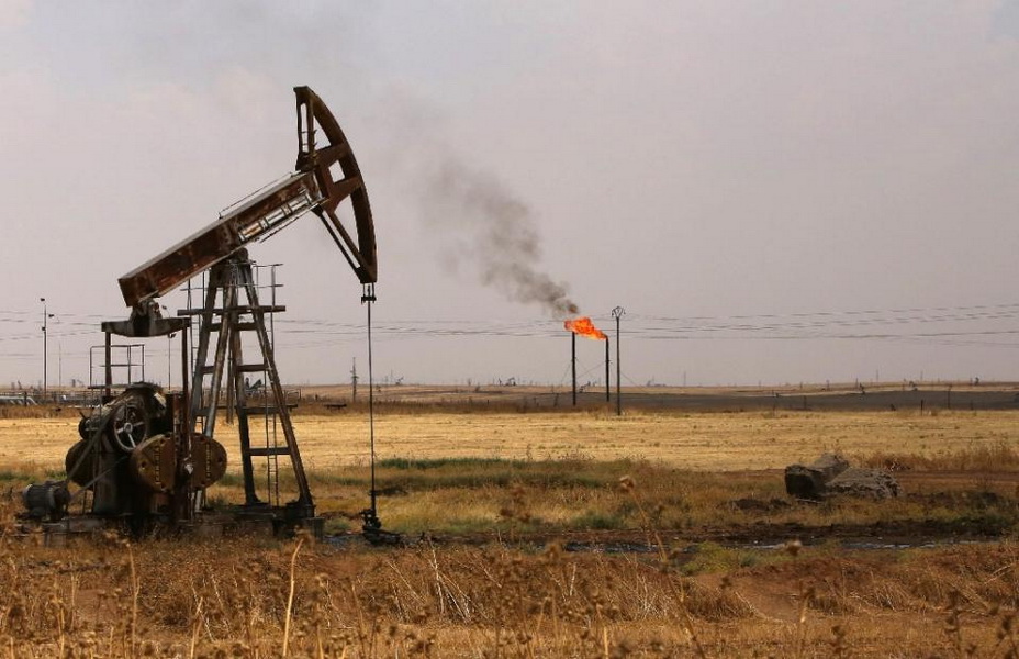 Giá dầu trong ngày giao dịch 18.1 rơi xuống thấp hơn mức 28 USD/thùng trước khi trồi lên trở lại trên mức này - Ảnh: Reuters