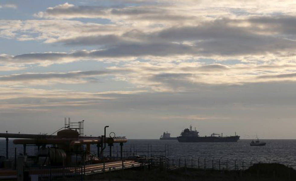 Tàu chở dầu neo đậu ngoài khơi cảng Marseille (Pháp) - Ảnh: Reuters