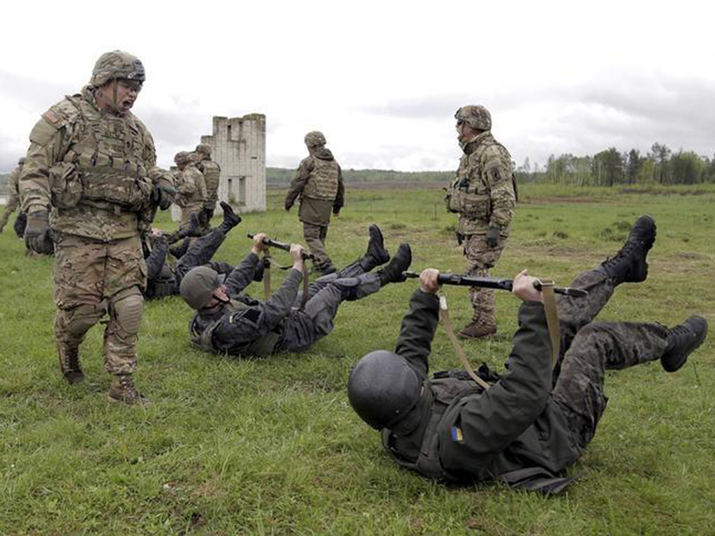 Sĩ quan Lữ đoàn dù 173 của Quân đội Mỹ huấn luyện lực lượng Vệ binh Quốc gia Ukraine, tháng 5.2015 - Ảnh: Reuters