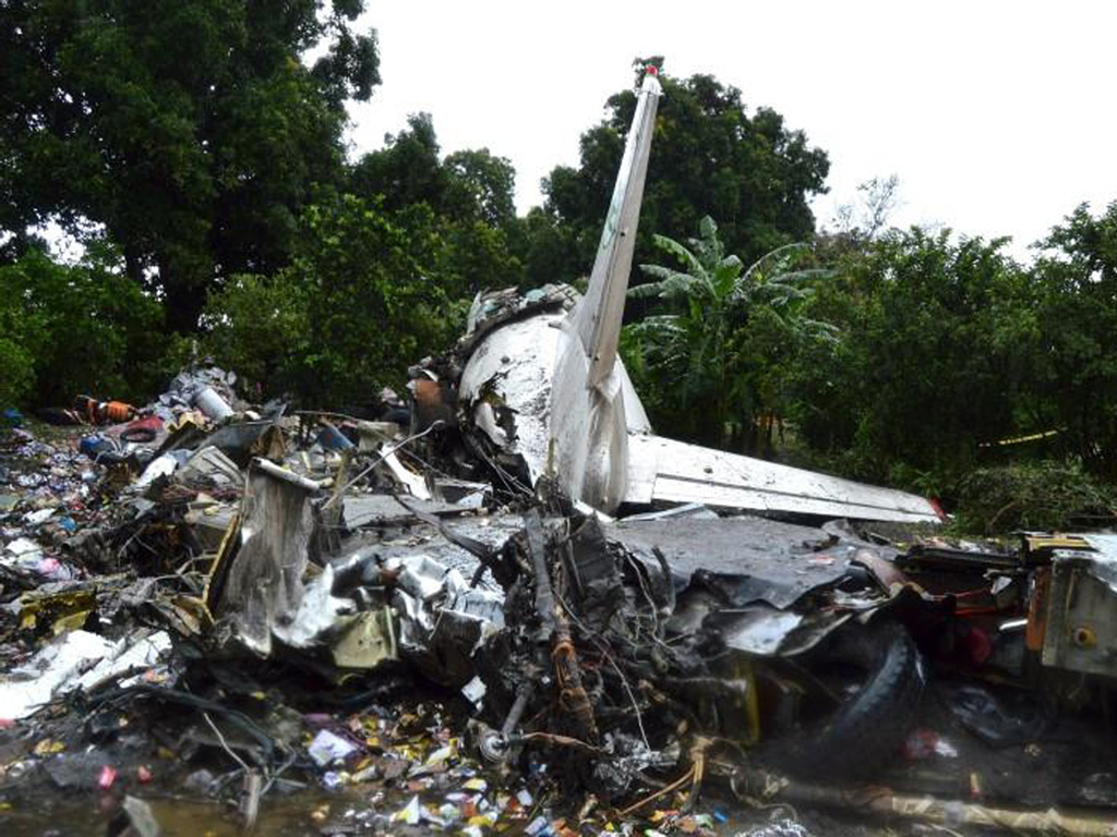 Hiện trường máy bay vận tải An-12 rơi khi vừa cất cánh sân bay Juba, Nam Sudan ngày 4.11 - Ảnh: Reuters