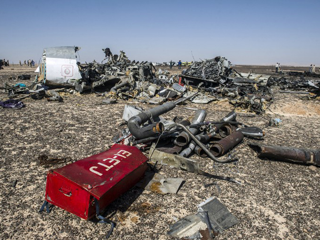 Hiện trường máy bay Nga rơi tại Ai Cập, ảnh chụp ngày 1.11 - Ảnh: AFP