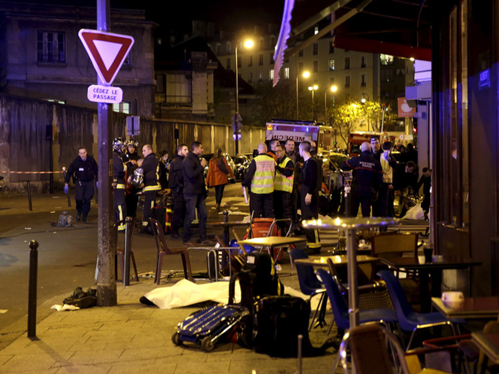 Hiện trường quán ăn bị tấn công xả súng ở quận 10, Paris tối 13.11 - Ảnh: Reuters