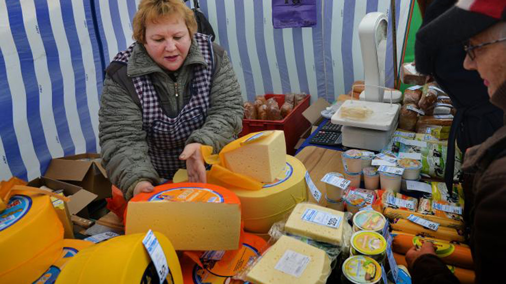 Lệnh cấm vận của Phương Tây sẽ khiến người Nga đối mặt với tình trạng thiếu hụt thực phẩm vào mùa đông này, theo RIA Novosti - Ảnh: AFP