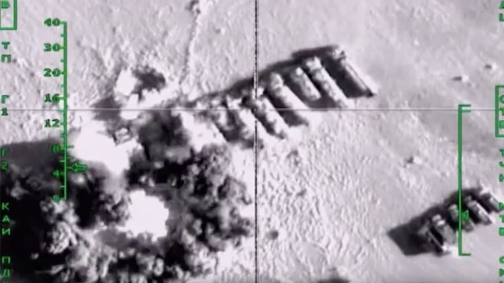 Không ảnh máy bay Nga chụp đoàn xe chở dầu của IS bị không quân Nga tiêu hủy - Ảnh: Bộ Quốc phòng Nga