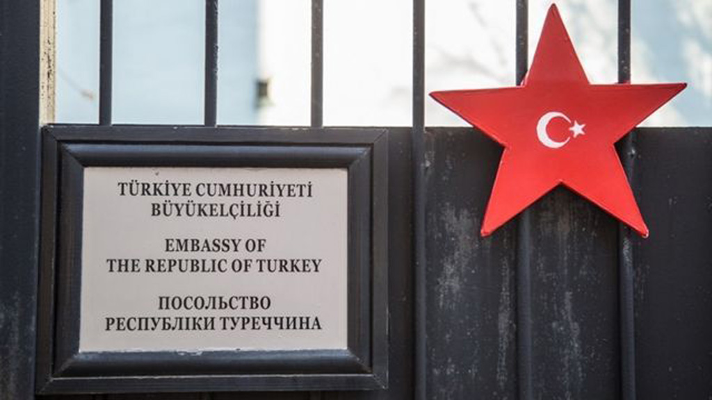Dân biểu Ukraine gắn huân chương ‘tặng’ phi công Thổ Nhĩ Kỳ trên hàng rào Đại sứ quán Thổ Nhĩ Kỳ ở Kiev - Ảnh: qha.com.ua